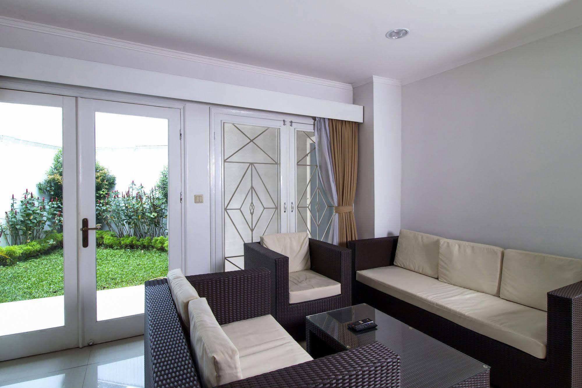 Reddoorz Plus @ Tendean Yakarta Exterior foto