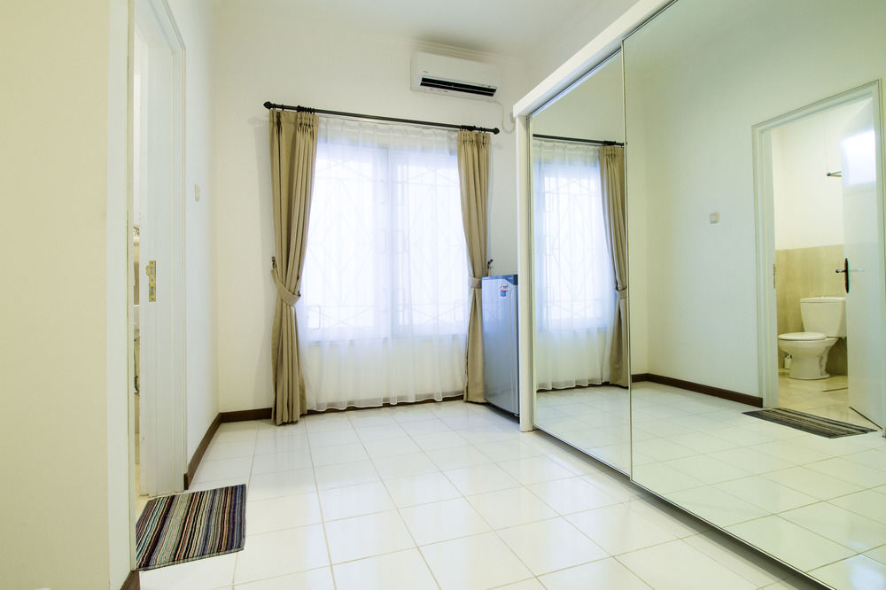 Reddoorz Plus @ Tendean Yakarta Exterior foto