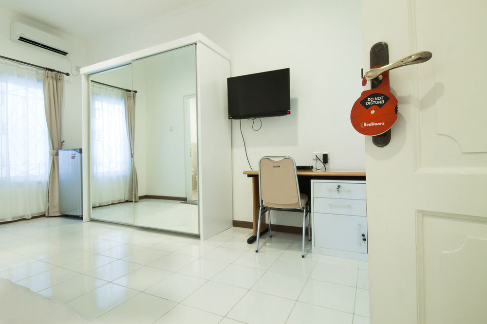 Reddoorz Plus @ Tendean Yakarta Exterior foto