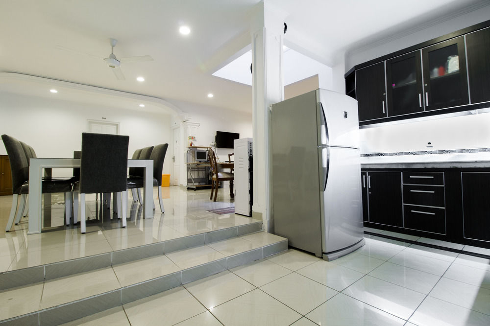 Reddoorz Plus @ Tendean Yakarta Exterior foto