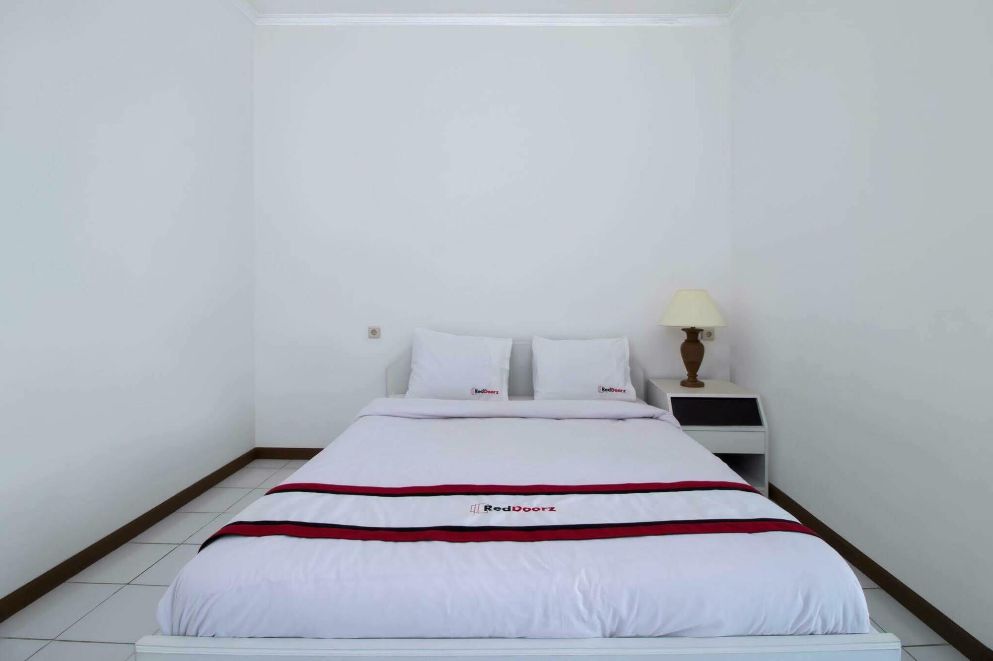 Reddoorz Plus @ Tendean Yakarta Exterior foto