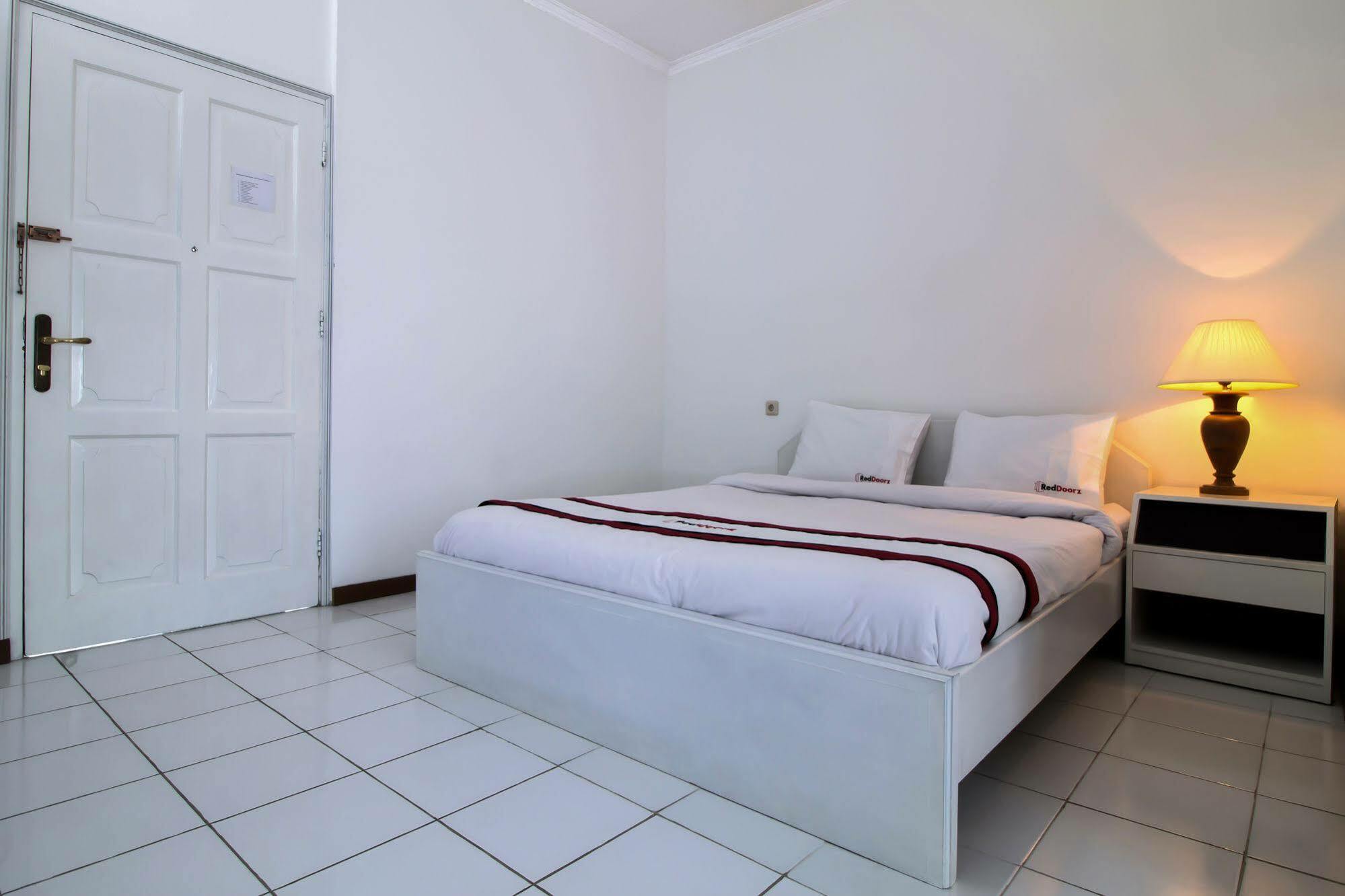Reddoorz Plus @ Tendean Yakarta Exterior foto
