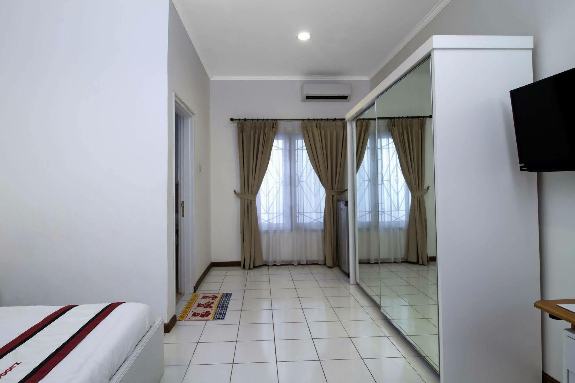 Reddoorz Plus @ Tendean Yakarta Exterior foto