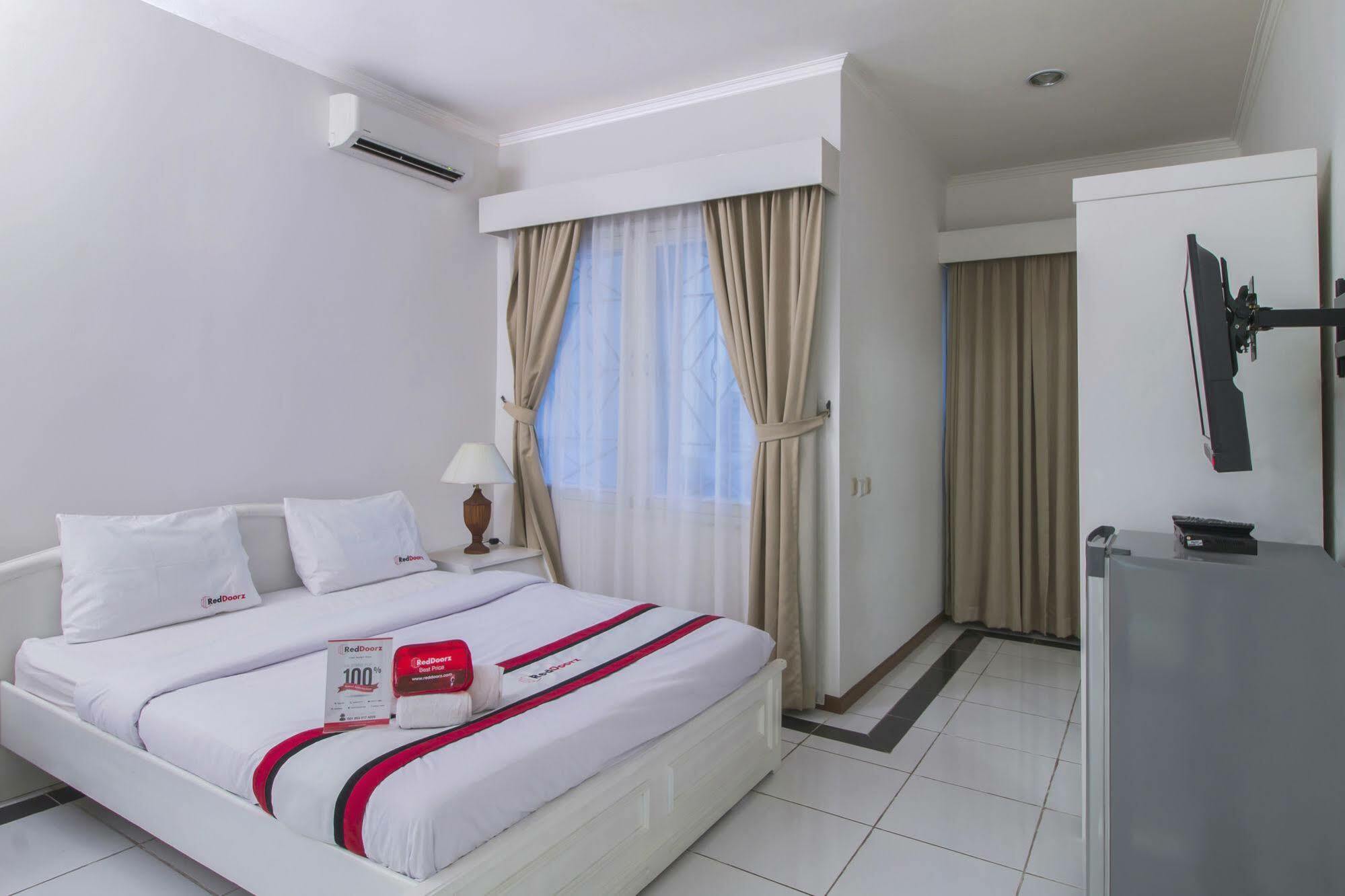 Reddoorz Plus @ Tendean Yakarta Exterior foto