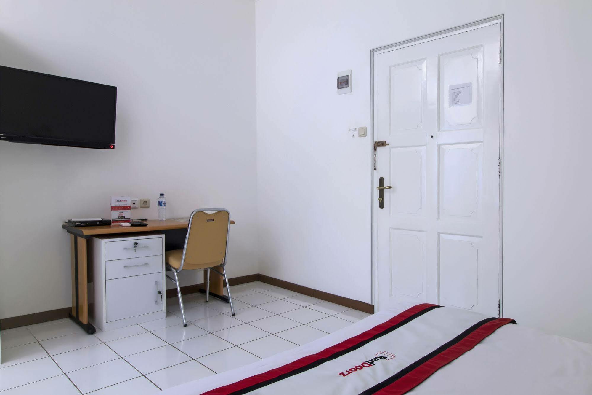 Reddoorz Plus @ Tendean Yakarta Exterior foto