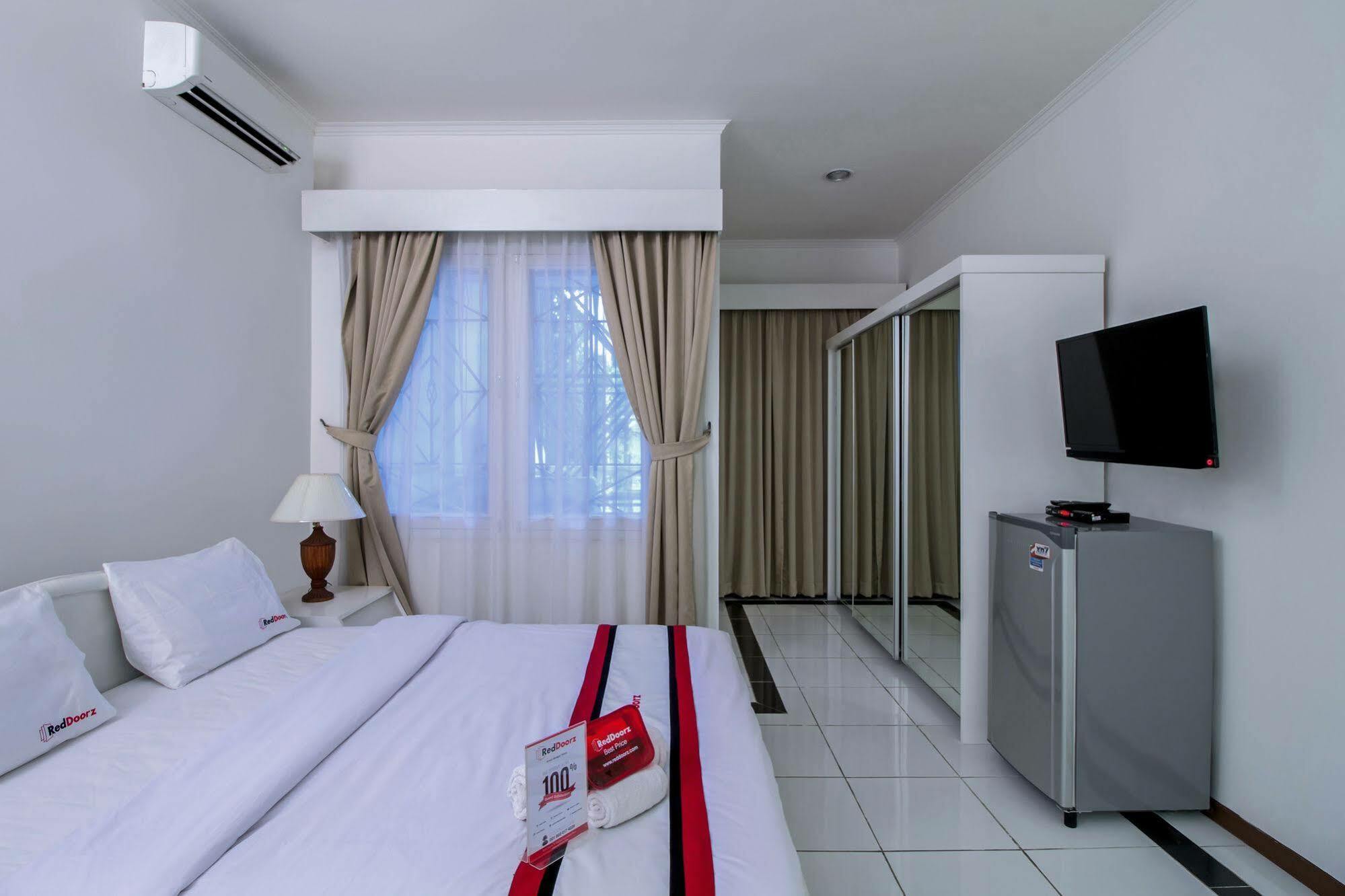 Reddoorz Plus @ Tendean Yakarta Exterior foto